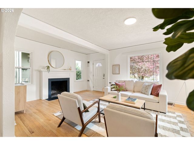 8306 Se TAYLOR Ct, Portland, OR 97216