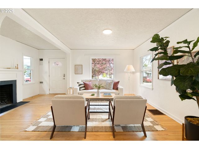 8306 Se TAYLOR Ct, Portland, OR 97216