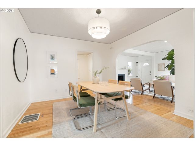 8306 Se TAYLOR Ct, Portland, OR 97216