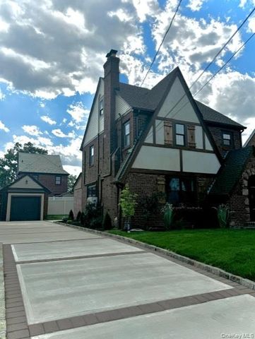 191 Brixton Road S, Garden City, NY 11530