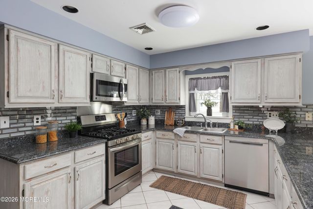 31 Verrazano Drive, Middletown, NJ 07748