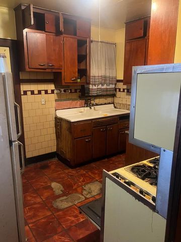 9420 S Saint Lawrence Avenue, Chicago, IL 60619