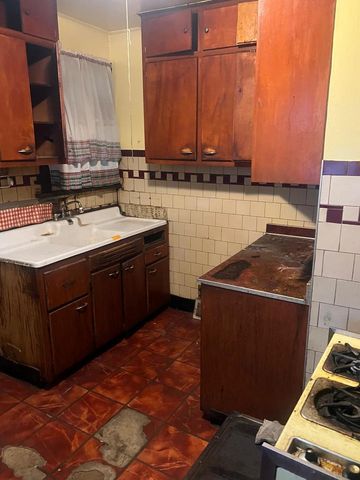 9420 S Saint Lawrence Avenue, Chicago, IL 60619