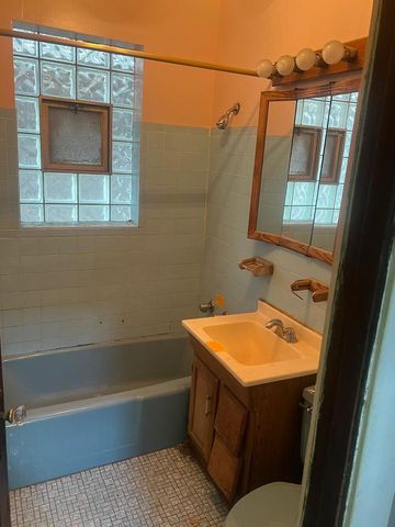 9420 S Saint Lawrence Avenue, Chicago, IL 60619