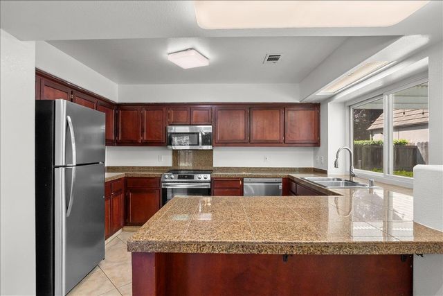 3433 Des Moines Dr, Stockton, CA 95209