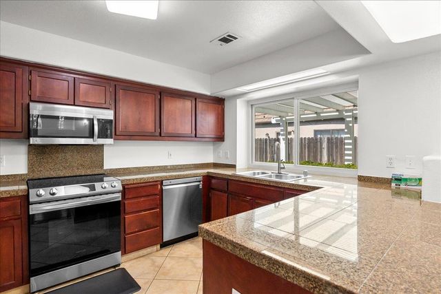 3433 Des Moines Dr, Stockton, CA 95209
