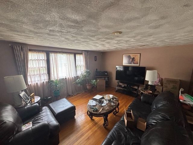 10 Gloversbrook Rd, Randolph, MA 02368