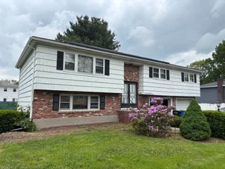 10 Gloversbrook Rd, Randolph, MA 02368