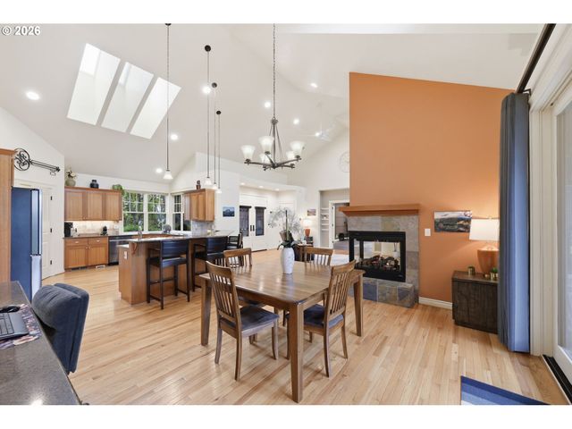 2148 Lomond Ave, Springfield, OR 97477