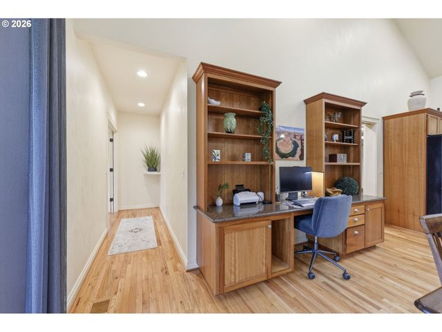 2148 Lomond Ave, Springfield, OR 97477