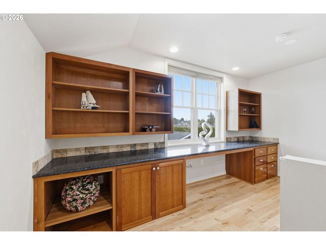 2148 Lomond Ave, Springfield, OR 97477