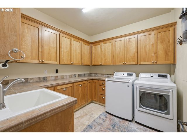 2148 Lomond Ave, Springfield, OR 97477