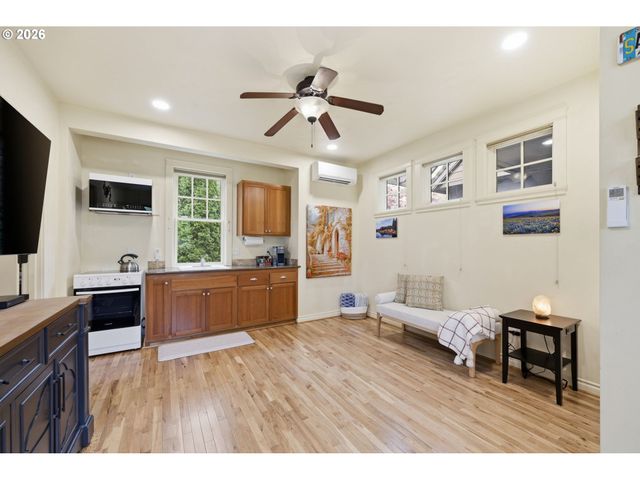 2148 Lomond Ave, Springfield, OR 97477