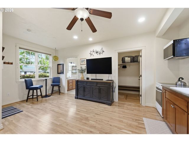 2148 Lomond Ave, Springfield, OR 97477