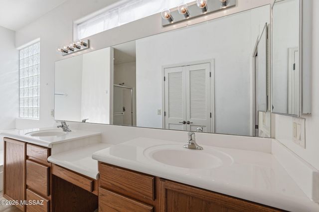 2001 W Amblemorn Drive, Green Valley, AZ 85622