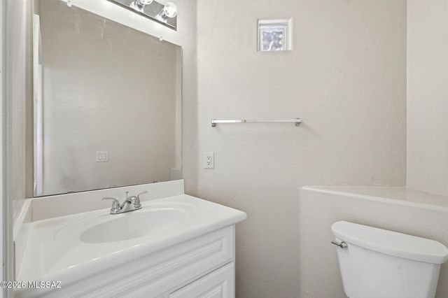2001 W Amblemorn Drive, Green Valley, AZ 85622
