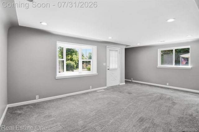 1615 S Commerce Road, Wolverine Lake Village, MI 48390