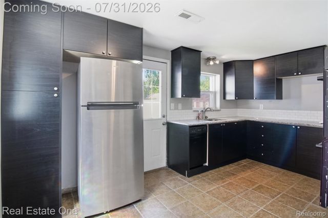1615 S Commerce Road, Wolverine Lake Village, MI 48390