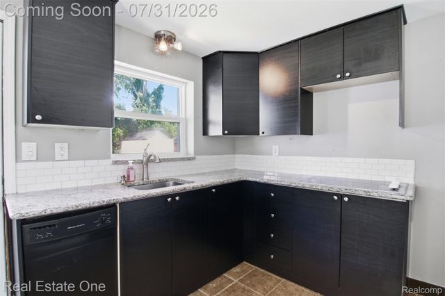1615 S Commerce Road, Wolverine Lake Village, MI 48390