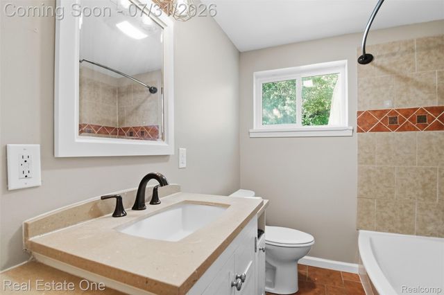 1615 S Commerce Road, Wolverine Lake Village, MI 48390