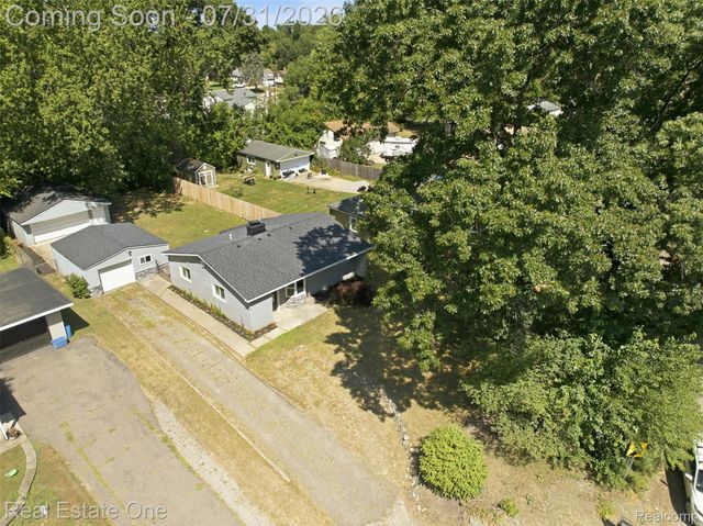 1615 S Commerce Road, Wolverine Lake Village, MI 48390