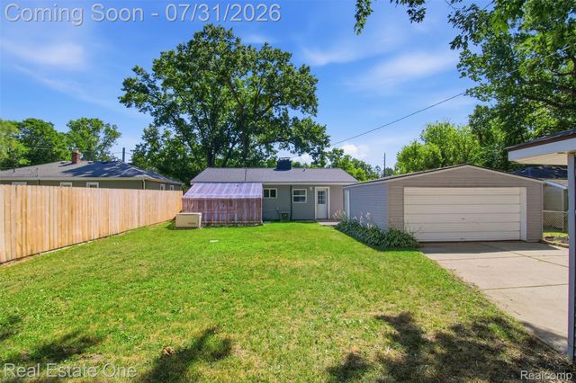 1615 S Commerce Road, Wolverine Lake Village, MI 48390
