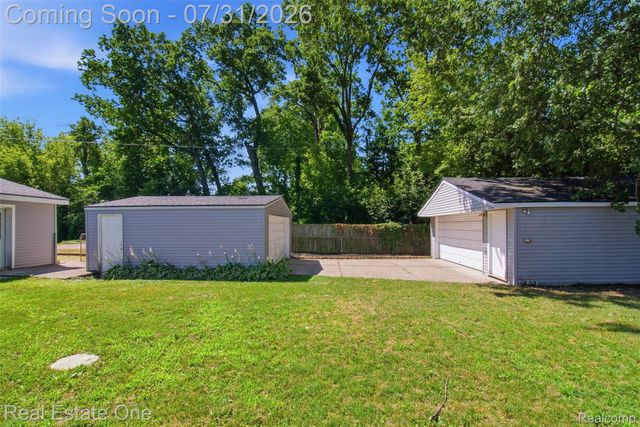 1615 S Commerce Road, Wolverine Lake Village, MI 48390