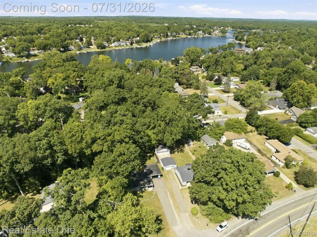 1615 S Commerce Road, Wolverine Lake Village, MI 48390