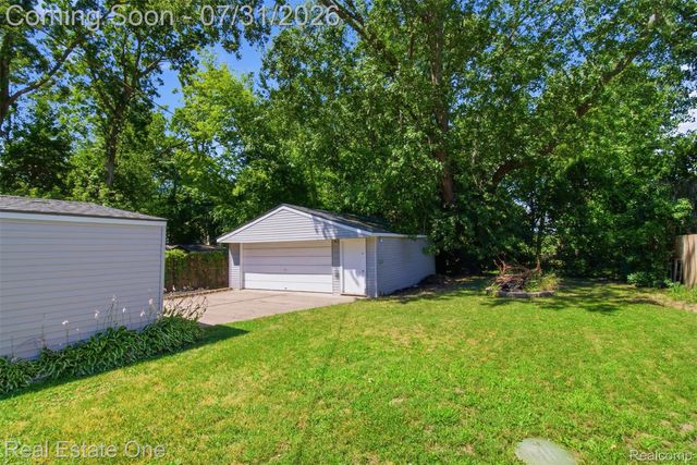 1615 S Commerce Road, Wolverine Lake Village, MI 48390