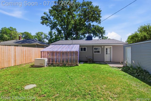 1615 S Commerce Road, Wolverine Lake Village, MI 48390