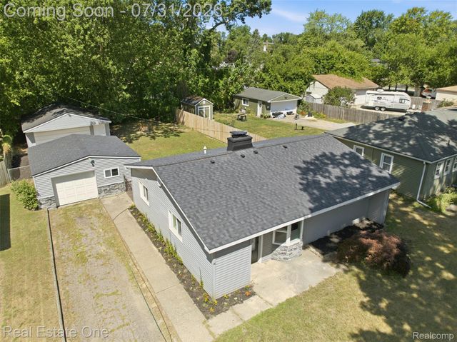 1615 S Commerce Road, Wolverine Lake Village, MI 48390