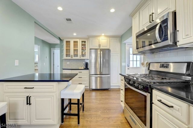 28 Harper Ter, Cedar Grove Twp., NJ 07009