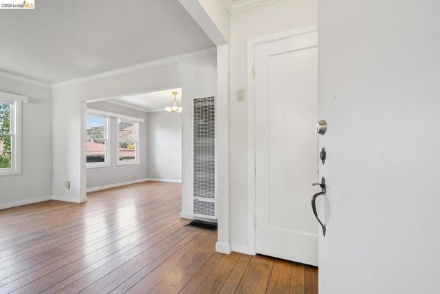7526 Greenly DR, Oakland, CA 94605