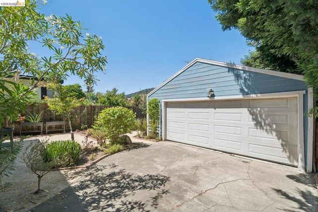 7526 Greenly DR, Oakland, CA 94605