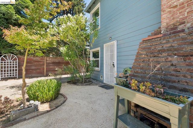 7526 Greenly DR, Oakland, CA 94605
