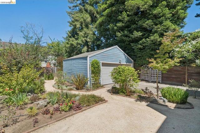 7526 Greenly DR, Oakland, CA 94605