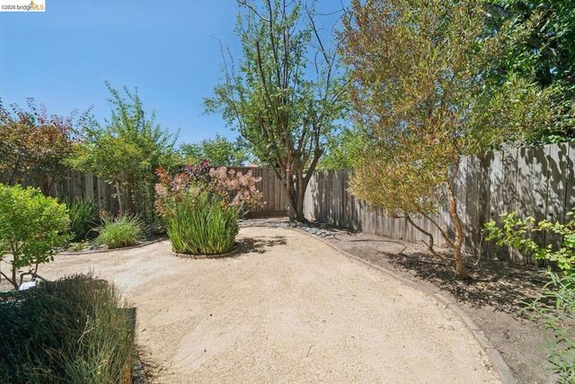 7526 Greenly DR, Oakland, CA 94605