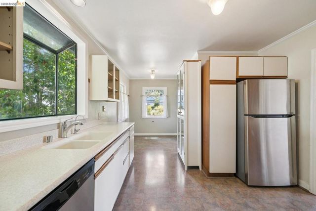 7526 Greenly DR, Oakland, CA 94605