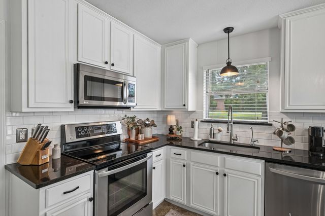 911 High Point Drive, Midlothian, TX 76065