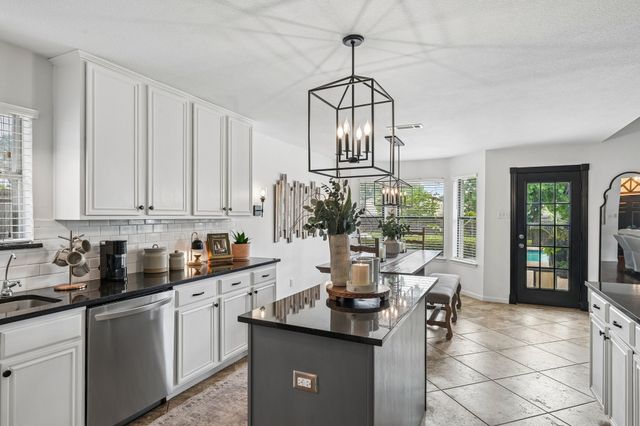 911 High Point Drive, Midlothian, TX 76065