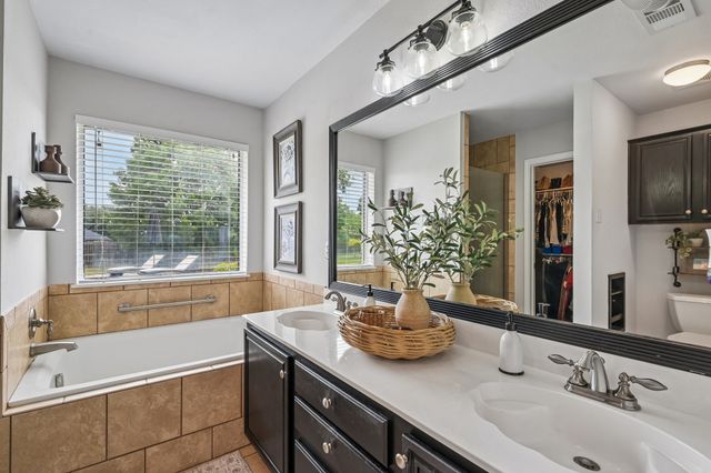 911 High Point Drive, Midlothian, TX 76065