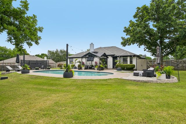 911 High Point Drive, Midlothian, TX 76065