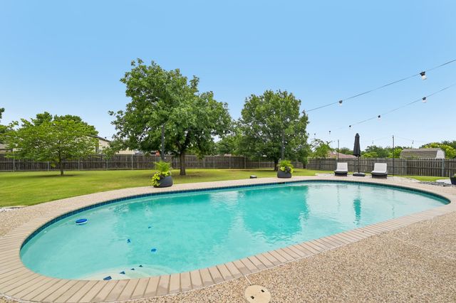 911 High Point Drive, Midlothian, TX 76065
