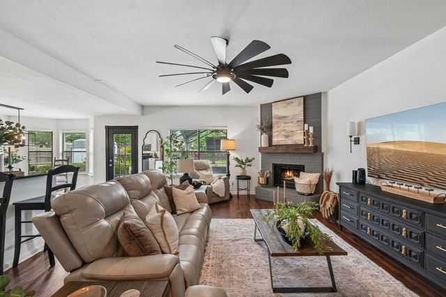 911 High Point Drive, Midlothian, TX 76065