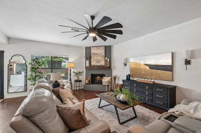 911 High Point Drive, Midlothian, TX 76065