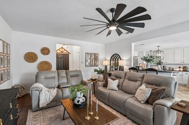 911 High Point Drive, Midlothian, TX 76065