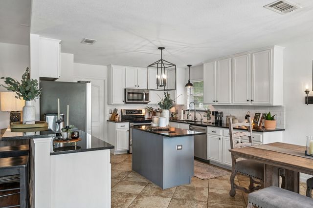911 High Point Drive, Midlothian, TX 76065