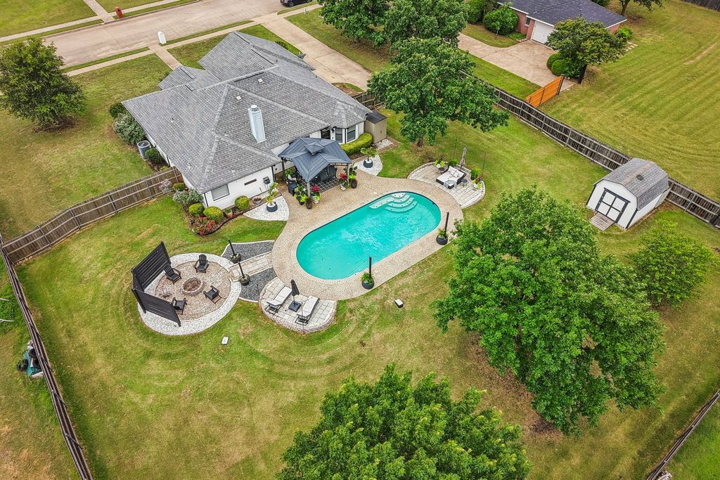 911 High Point Drive, Midlothian, TX 76065