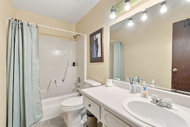 3720 Blue Mound Drive NE, Cedar Rapids, IA 52402