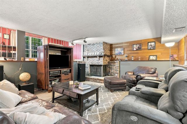 3720 Blue Mound Drive NE, Cedar Rapids, IA 52402